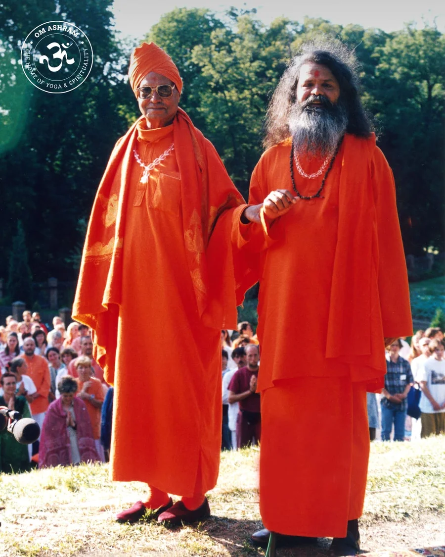 Hindu Dharmsamrat Paramhans Shree Swami Madhavananda Puri Ji Maharaj and his successor Vishwaguru Mahamandaleshwar Paramhans Shree Swami Maheshwarananda Puri Ji Maharaj